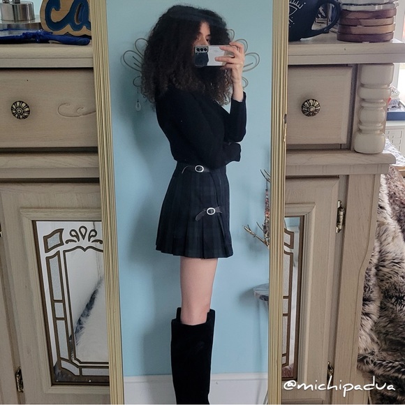 Brandy Melville Adjustable Waist Plaid Mini Skirt in Black and Green - Picture 13 of 13